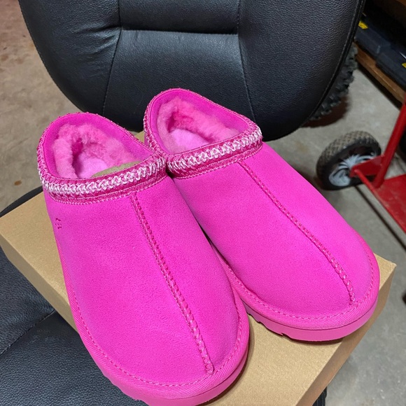 NIB , UGG slip ons - Picture 4 of 5